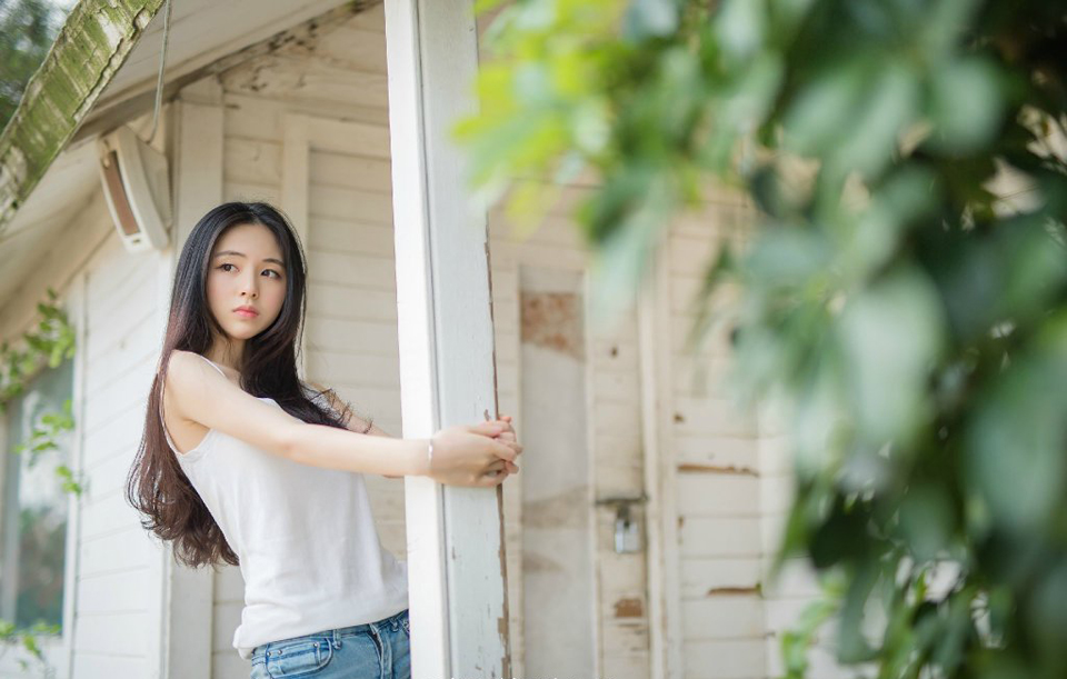 男人天生多情，只是他会对某一个人长情。女人天生专情，但她会对某一个人绝情。男人和一个喜欢的人在一起的时候，心里还有一个或多个她。因为他多情[lizhigushicom]。女人和一个喜欢的人在一起她所想的就是他。即使有更好的男人出现她也不会放弃。因为她的专情。而当她决定放弃一切都没有余地了。因为她绝情!
